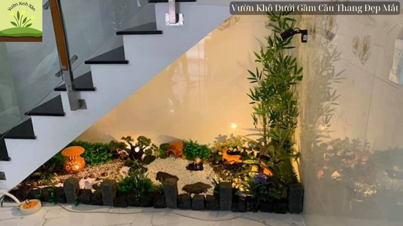 vườn khô dưới gầm cầu thang